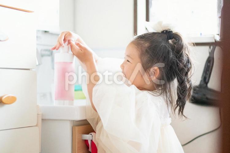消毒をする子供 消毒,子供,衛生の写真素材