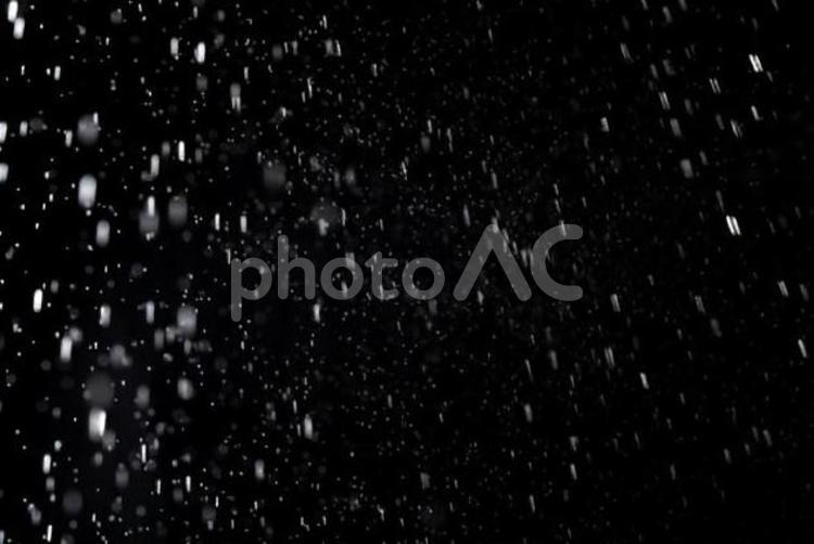 黒い背景の合成に使える飛沫感染のイメージ（コロナウィルス） 飛沫,合成,黒の写真素材