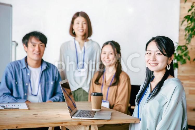 服装自由な会社で働く会社員 同僚,仲間,スタッフの写真素材