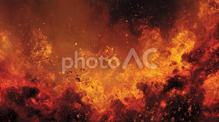 黒煙まじる激しい炎背景・火災・火の粉 炎,火災,爆発の写真素材
