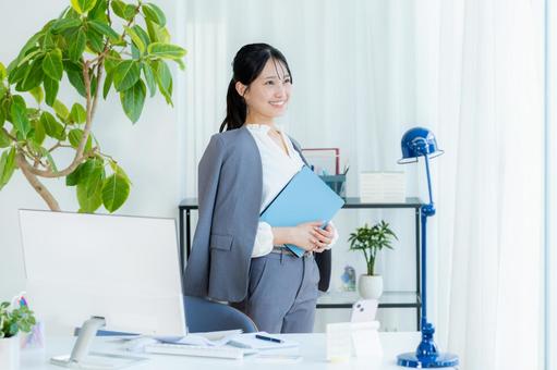 オフィスで働くビジネスウーマン オフィスカジュアル,クリエイティブオフィス,エンジニアの写真素材