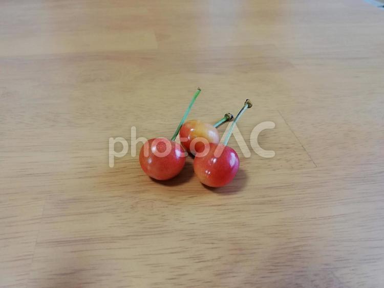 テーブルの上のさくらんぼ さくらんぼ,チェリー,おいしいの写真素材