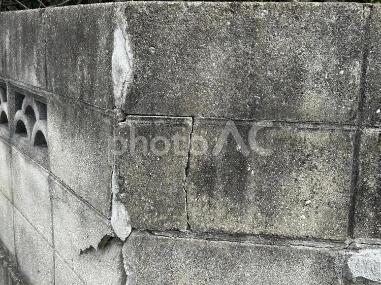 放っておくと危険です ブロック塀,コンクリートブロック,コンクリートの写真素材