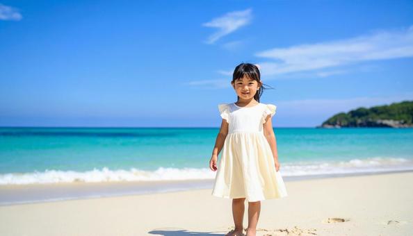 真夏の海を背景にした少女のポートレート 真夏の海を背景にした少女のポートレートの写真