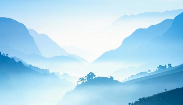 青色と白色の山々の風景の写真