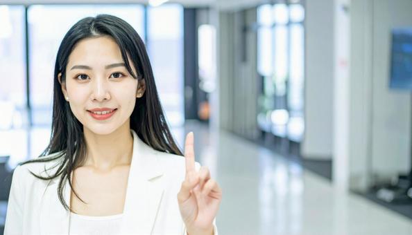 自信のある表情で指さすビジネス女性 自信のある表情で指さすビジネス女性の写真