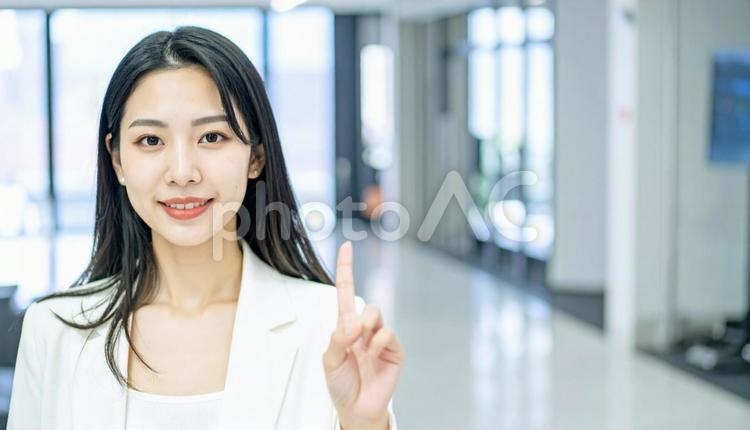 自信のある表情で指さすビジネス女性 指さす,指差し,ビジネスの写真素材