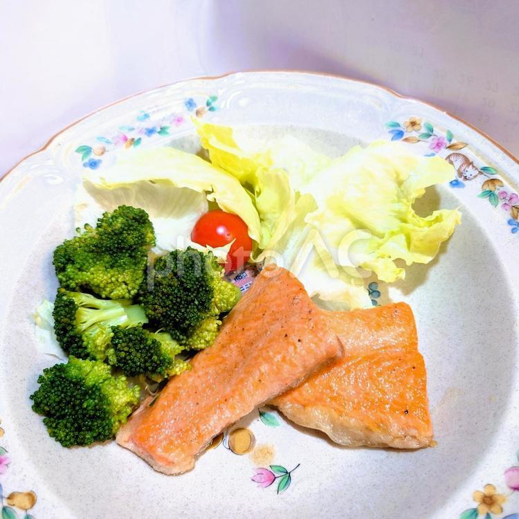 ムニエルのサーモン二切れ サーモン,料理,魚料理の写真素材
