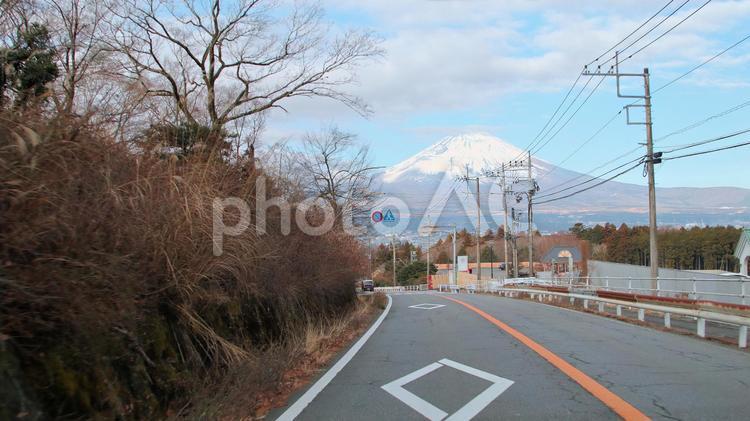 御殿場市内から冬の富士山を望む 富士山,観光地,冬の写真素材