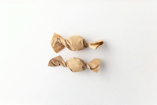 クラフト紙のキャンディ包み2個 クラフト紙のキャンディ包み2個の写真