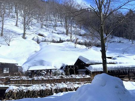雪に埋もれた古民家 雪に埋もれた古民家 雪,冬,雪景色の写真素材