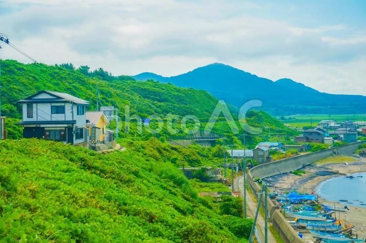 青い空と海が広がる漁村 日本海,漁村,山形県の写真素材