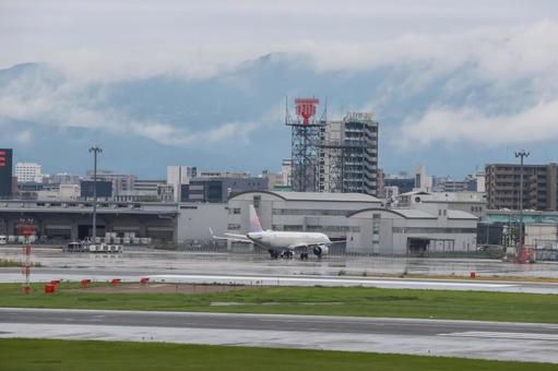 雨上がりに駐機する福岡空港の飛行機 雨上がりに駐機する福岡空港の飛行機 飛行機,航空機,旅客機の写真素材