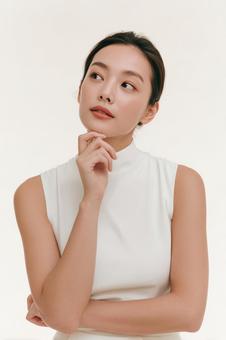 内省的な美しさ:何かを考える女性 内省的な美しさ:何かを考える女性の写真