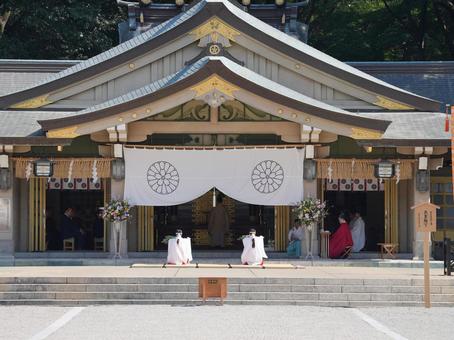 秋の福岡護国神社で行われた奉納祭の儀式 秋の福岡護国神社で行われた奉納祭の儀式 赤い鳥居,福岡の神社(地域が特定できる場,静かな風景の写真素材