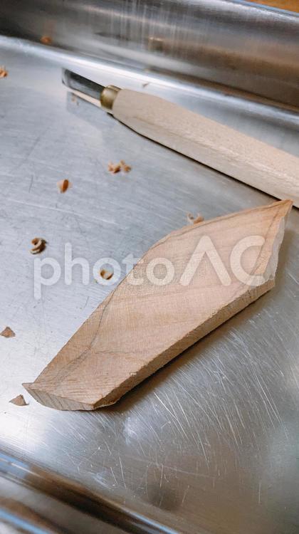 木彫り作業中の彫刻刀と木材 彫刻刀,木工,木彫りの写真素材