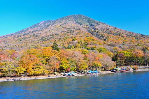 奥日光の紅葉（中禅寺湖、男体山） 紅葉,秋,風景の写真素材