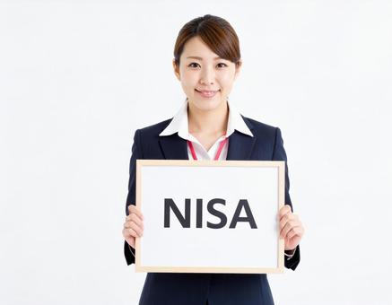 NISAと書いたボードをもつ女性社員 NISAと書いたボードをもつ女性社員の写真