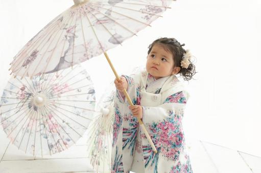 七五三で着物を着る3歳の女の子 七五三で着物を着る3歳の女の子の写真