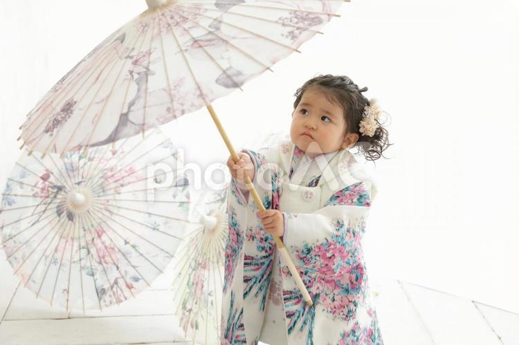 七五三で着物を着る3歳の女の子 七五三,子供,着物の写真素材