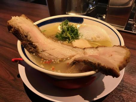 大きなチャーシュー麺 ご飯,料理,大きいの写真素材