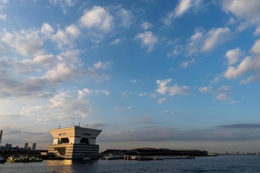 夕暮れ時の大さん橋 横浜,大さん橋,みなとみらいの写真素材