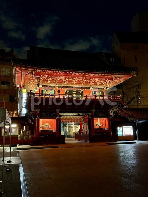 神田明神　夜の隨神門 夜,ライトアップ,明かりの写真素材