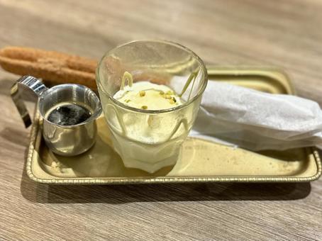 ピスタチオアフォガードwithチュロスの写真