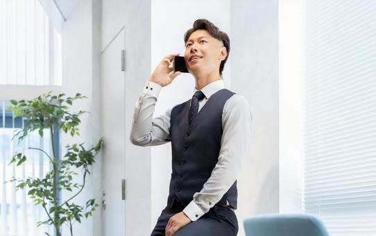 スマホで通話をする男性ビジネスマン スマホで通話をする男性ビジネスマン 男性,スマホ,スマートフォンの写真素材