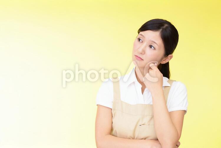 不安そうな表情の女性 女性,主婦,母親の写真素材