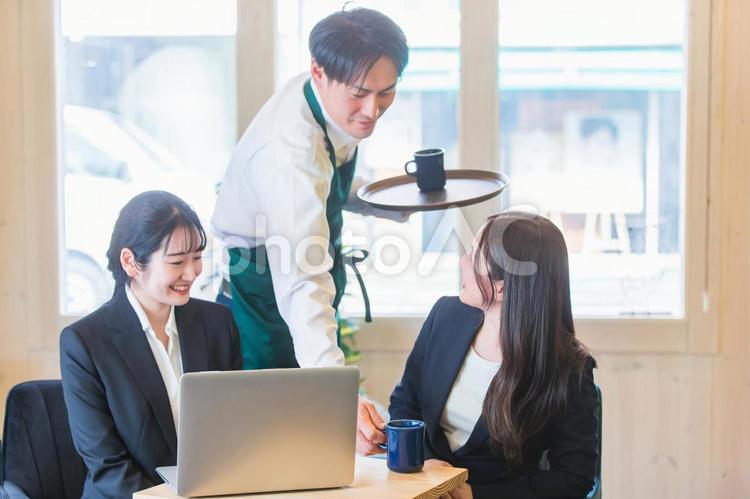 カフェで打ち合わせするビジネスウーマン（笑顔） カフェ,打ち合わせ,会議の写真素材