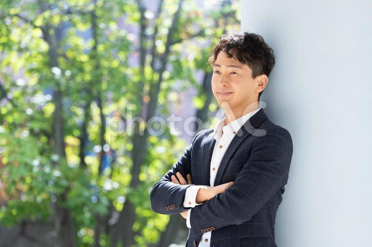 腕組みをして微笑む男性ビジネスマン 男性,腕組み,微笑むの写真素材