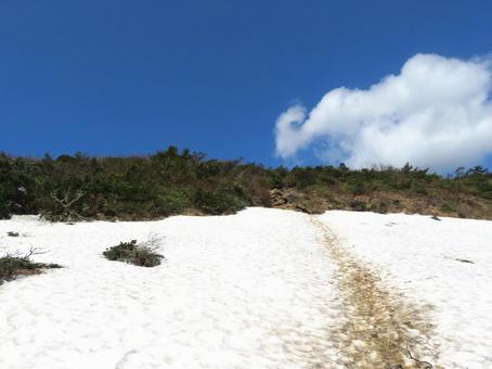 安達太良山登山道の残雪 安達太良山登山道の残雪の写真