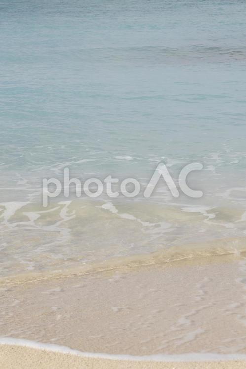 きれいで穏やかな沖縄の海 海,波,波打ち際の写真素材
