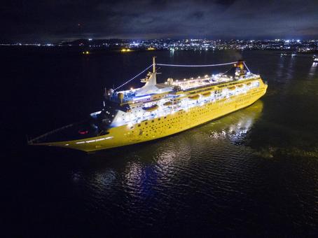 Cruise passenger ships leaving port, kreuzfahrtschiff, kreuzfahrtschiff, luxusliner, JPG