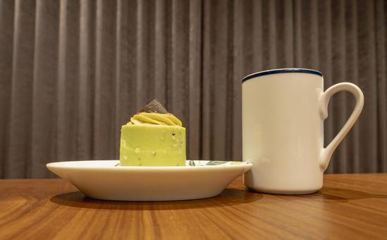 静かな夜のカフェタイム ケーキ,ピスタチオ,マグカップの写真素材