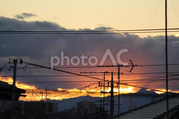 夕暮れ 夕暮れ,夕焼け,黒い雲の写真素材