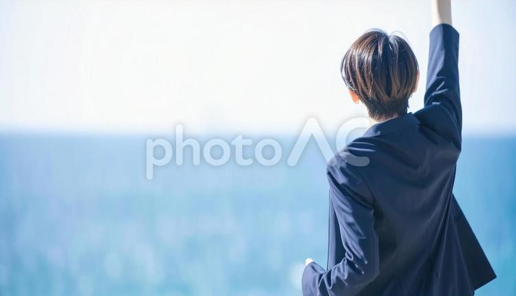 未来を見つめ希望を抱くビジネスマン後ろ姿 ビジネスマン,後ろ姿,希望の写真素材
