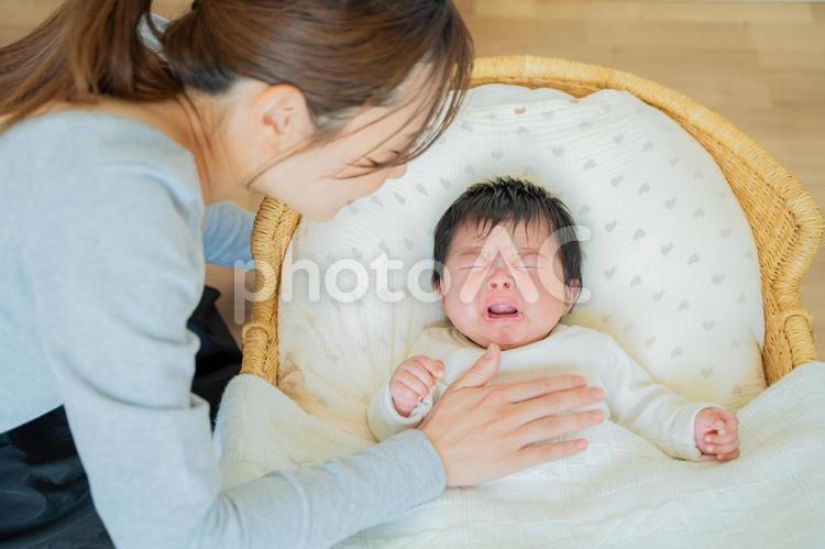 泣く赤ちゃんをあやすママ 母親,ママ,笑顔の写真素材