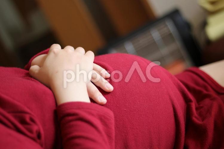 臨月に想いを馳せて 臨月,妊婦,お腹の写真素材