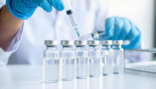 注射イメージ 薬剤を抽出している注射器 注射イメージ 薬剤を抽出している注射器の写真