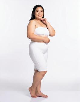 ぽっちゃり体型で健康的な女性の全身 ぽっちゃり体型で健康的な女性の全身の写真
