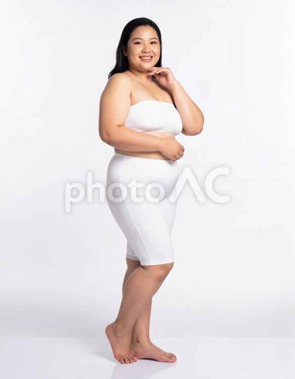 ぽっちゃり体型で健康的な女性の全身 ダイエット,ふくよか,ぽっちゃりの写真素材