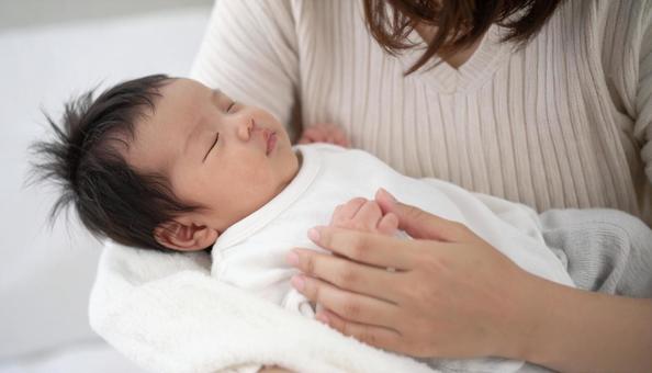 赤ちゃんの手を握る日本人お母さんの手 赤ちゃんの手を握る日本人お母さんの手の写真