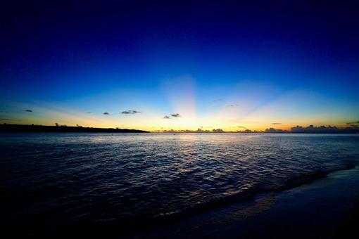 与那覇前浜の夕焼けマジックアワー 与那覇前浜,宮古島,沖縄の写真素材