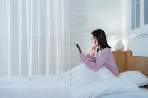 夜に携帯を見る女性 夜に携帯を見る女性 携帯,携帯電話,トラブルの写真素材