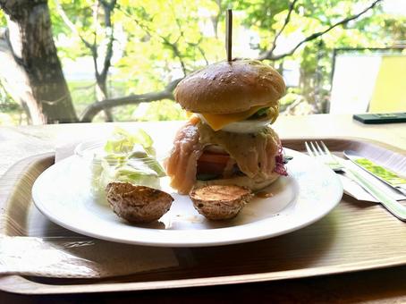 サーモンハンバーガー サーモンハンバーガー ハンバーガー,ランチタイム,カフェの写真素材
