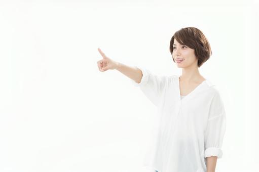 指差しをする女性 指差しをする女性 女性,人物,見上げるの写真素材