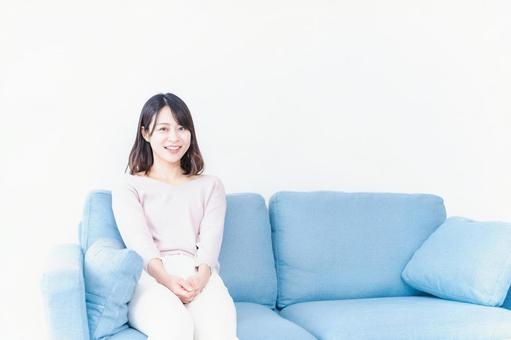 おうちでリラックスをする若い女性 おうちでリラックスをする若い女性の写真