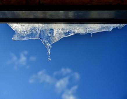 雪解けのしずくが落ちる瞬間4 冬,雪,春の写真素材